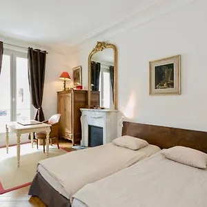 Charming Bedroom Paryż